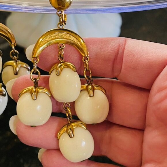 Vintage Trifari Waterfall Chandelier Dangle Clip On Earrings Goldtone/White - Picture 3 of 10